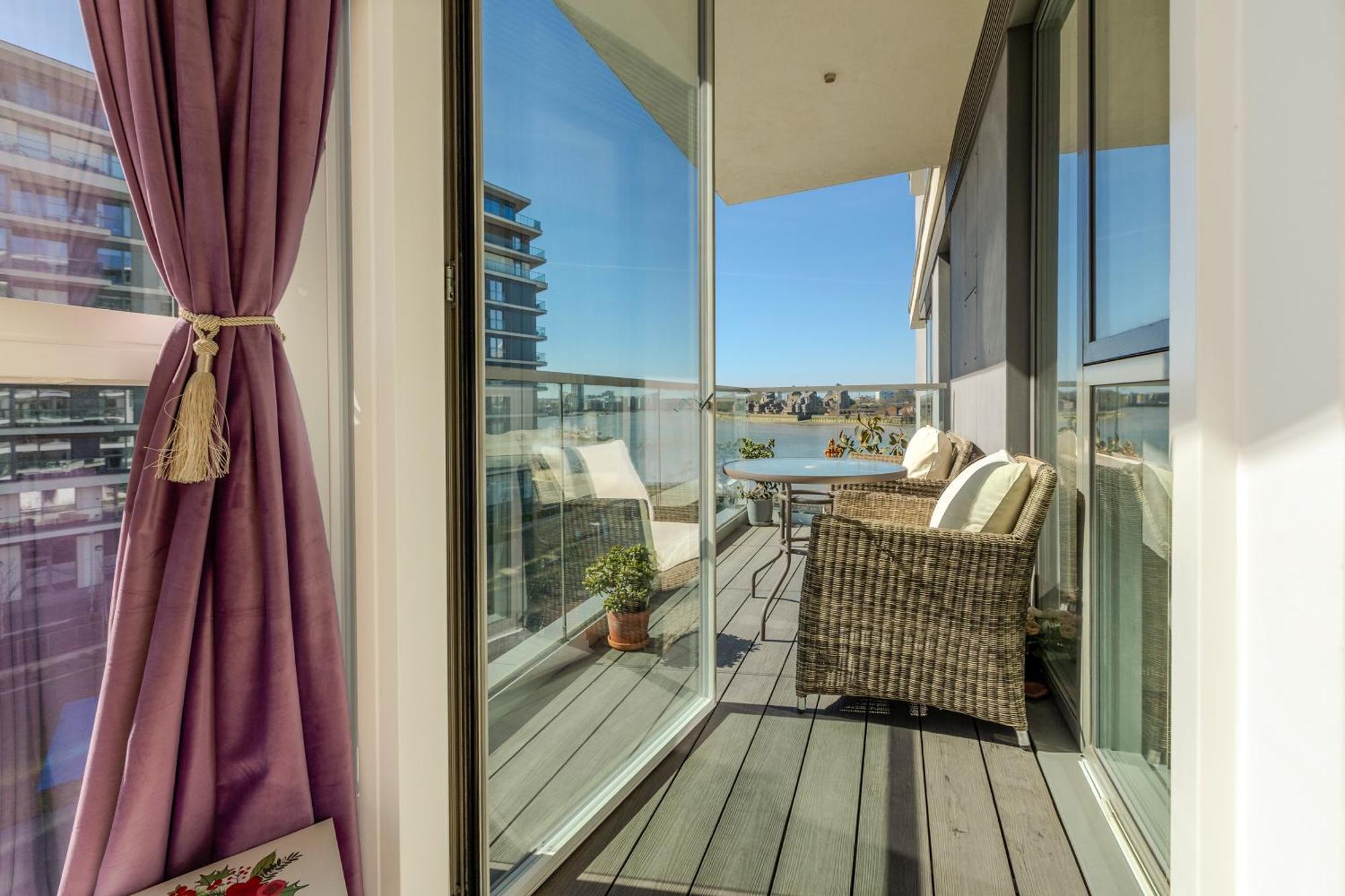 Cosy 2br Riverside In Greenwich With Balcony Apartamento