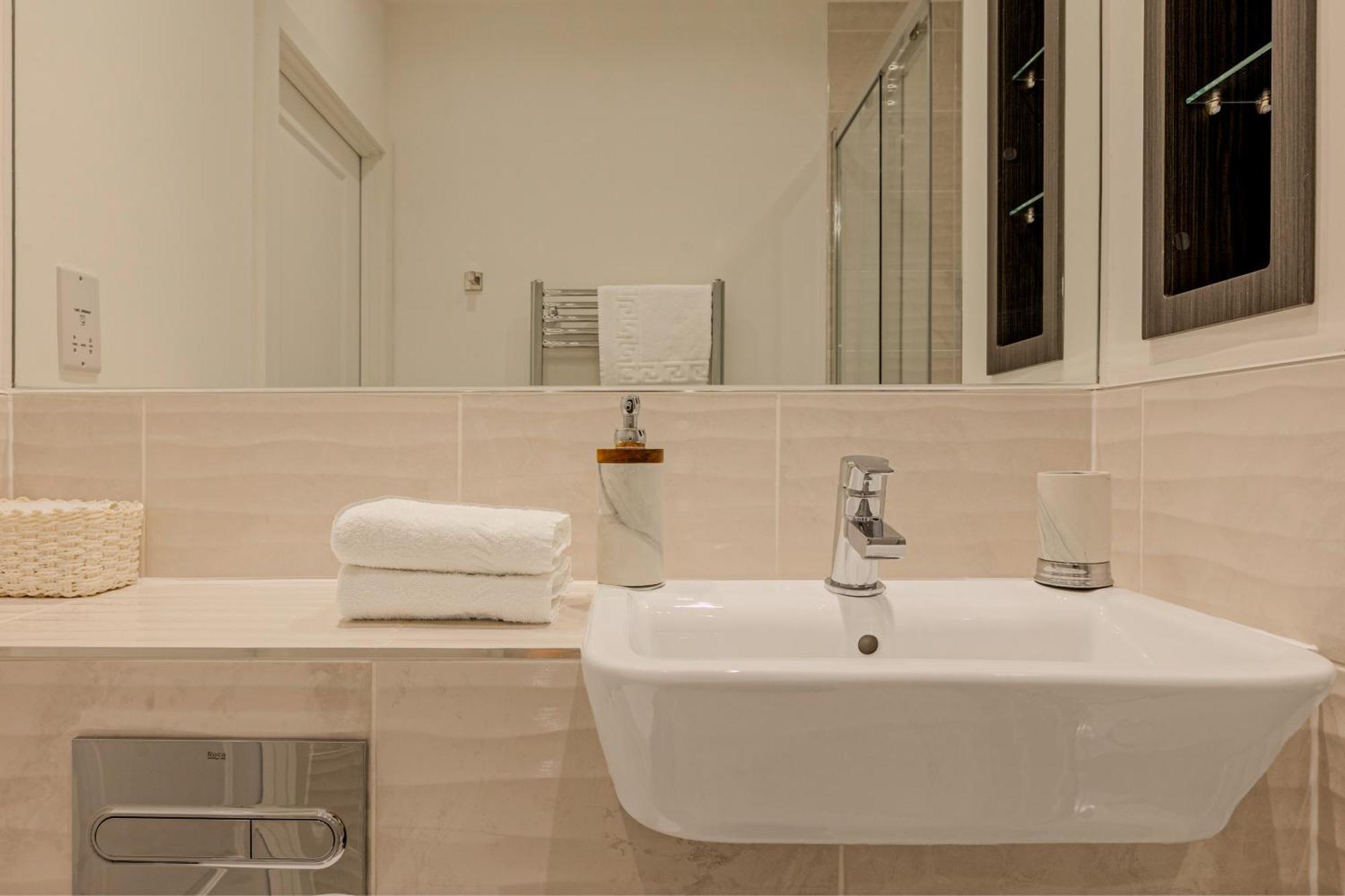 Cosy 2br Riverside In Greenwich With Balcony Apartamento